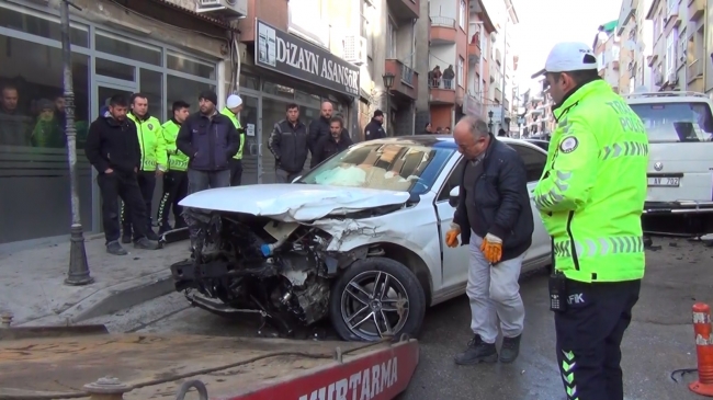 Ara yolda hız denemesi kazayla sonuçlandı: 6 araç hasar gördü